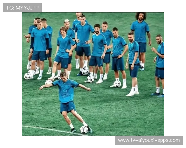 C罗赛后被发现同医护人员亲切合影，举动获媒体点赞